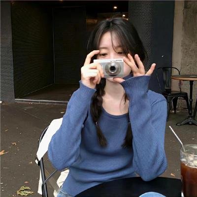 落在她身边